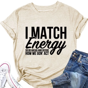 Détail d'un T-shirt beige à col rond avec imprimé I MATCH ENERGY et ourlet noué