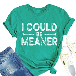 T-shirt turquoise à col rond avec texte I COULD BE MEANER et flèches, à plat sur fond