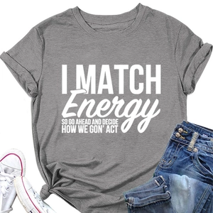 T-shirt gris à col rond avec slogan blanc, présenté avec un jean et des baskets