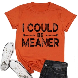 T-shirt en coton orange à plat avec l'imprimé noir I COULD BE MEANER au centre