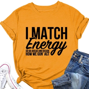 Détail du T-shirt en coton jaune avec le slogan typographique 'I MATCH ENERGY' imprimé