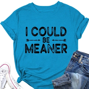 Vue à plat du t-shirt bleu ciel avec texte I COULD BE MEANER et motifs flèches
