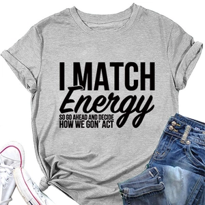 Détail d'un t-shirt gris à col rond avec texte imprimé noir et ourlet noué élégant