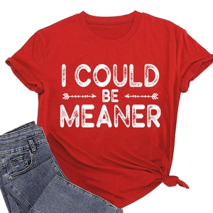 Détail d'un t-shirt rouge avec l'imprimé blanc I COULD BE MEANER et texture en coton