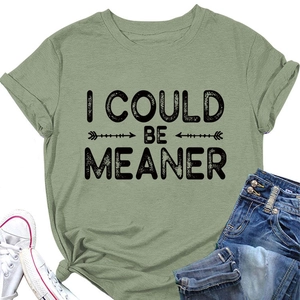 Mise à plat du t-shirt vert armée à col rond avec texte imprimé et accessoires stylés