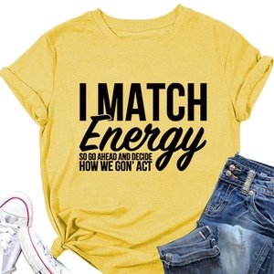 Gros plan détaillé du t-shirt jaune avec slogan I Match Energy et texture en maille