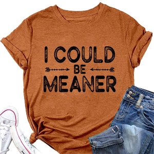Détail de l'imprimé à slogan sur un t-shirt décontracté en coton marron caramel pour femmes