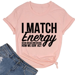 Détail du t-shirt rose à col rond avec manches retroussées, imprimé et nœud à l'ourlet