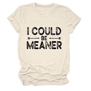 Gros plan du slogan I COULD BE MEANER et des graphiques sur un t-shirt en coton beige