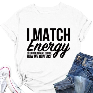T-shirt en coton blanc avec inscription noire 'I MATCH ENERGY' posé sur fond blanc pur