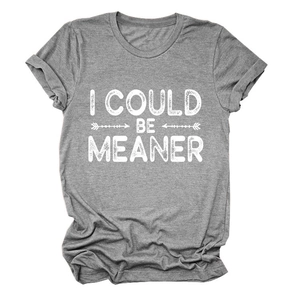 Détail de l'imprimé I COULD BE MEANER et de la texture du tissu sur t-shirt gris
