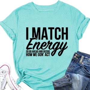 Détail du t-shirt en coton vert menthe avec inscription noire I MATCH ENERGY