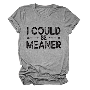 Détail du t-shirt gris à col rond avec texte graphique I COULD BE MEANER imprimé
