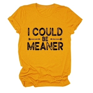 Détail du t-shirt jaune à col rond avec impression graphique noire I COULD BE MEANER