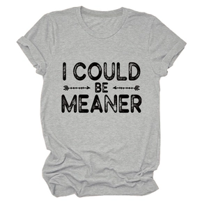 Détail d'un t-shirt en coton gris chiné avec l'imprimé textuel noir I COULD BE MEANER