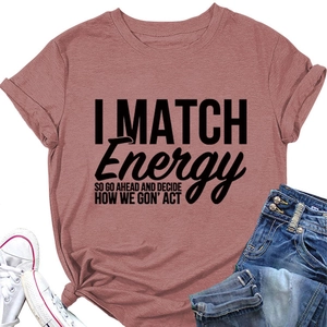 Mise à plat du T-shirt vieux rose avec slogan 'I MATCH ENERGY', jean et baskets