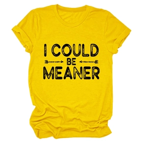 Gros plan d'un t-shirt jaune vif avec inscription noire I COULD BE MEANER et motifs flèches