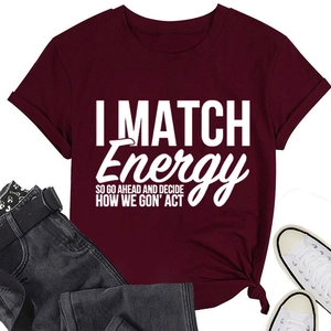 Détail du t-shirt bordeaux avec texte I MATCH ENERGY imprimé et nœud sur le côté