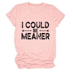 Détail d'un t-shirt rose en coton avec imprimé I COULD BE MEANER et col rond classique