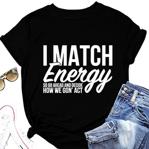 Vue détaillée du T-shirt noir en coton avec slogan blanc et col rond à bordure côtelée