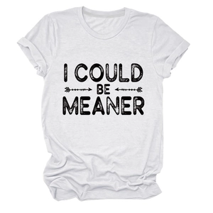 Détail macro de l'imprimé graphique 'I COULD BE MEANER' sur un T-shirt en coton blanc