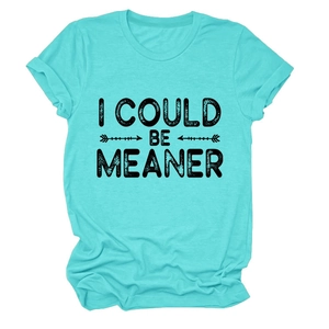 Détail du t-shirt turquoise en coton avec slogan I COULD BE MEANER et motif graphique
