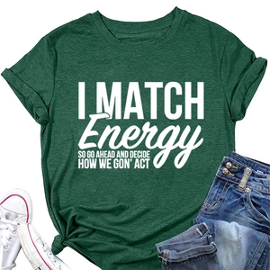 T-shirt vert foncé avec slogan I MATCH ENERGY posé à plat avec un jean en denim