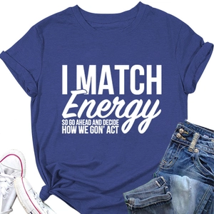 Détail du t-shirt bleu marine avec slogan I MATCH ENERGY et texture en coton lisse