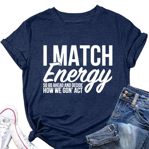 Détail d'un t-shirt en coton bleu marine avec slogan blanc et col rond classique