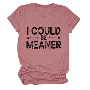 Détail d'un t-shirt rose poudré à col rond avec slogan noir I COULD BE MEANER imprimé