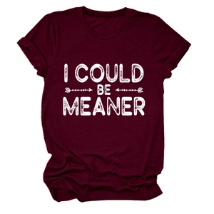 Gros plan du T-shirt en coton bordeaux avec l'imprimé blanc I COULD BE MEANER