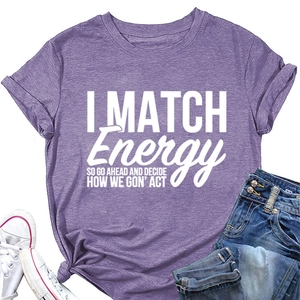 T-shirt violet à col rond avec imprimé I MATCH Energy posé à plat avec un jean