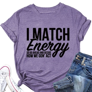 T-shirt en coton violet avec slogan graphique noir et tenue décontractée à plat sur fond