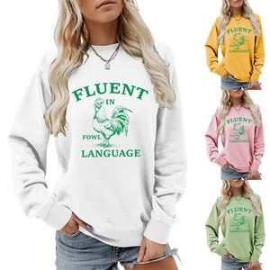 Détail de l'imprimé coq 'FLUENT IN FOWL' et des options de couleurs pour ce sweat à col rond