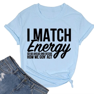 Détail du t-shirt bleu clair noué à l'ourlet avec imprimé I Match Energy et jean