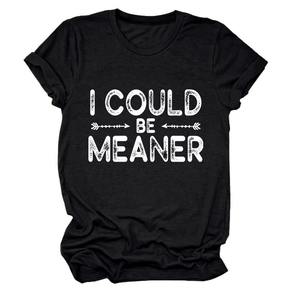 Détail à plat du t-shirt en coton noir avec inscription blanche I COULD BE MEANER