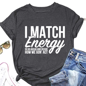 T-shirt gris imprimé lettre avec short en jean et baskets blanches en vue à plat
