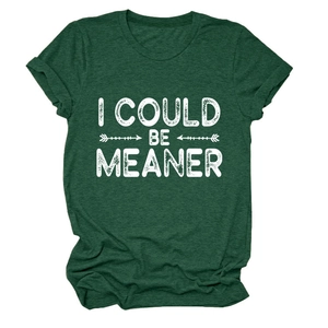 Détail du t-shirt vert foncé avec l'imprimé vintage blanc I COULD BE MEANER