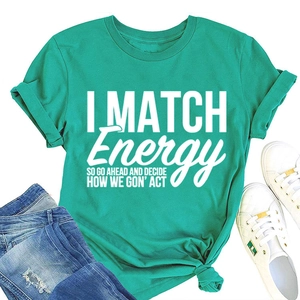 Détail d'un t-shirt vert menthe avec imprimé I MATCH ENERGY et ourlet noué stylé