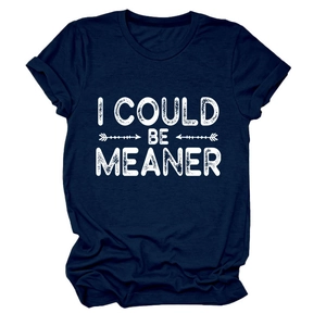 Gros plan de l'imprimé blanc I COULD BE MEANER sur un t-shirt en coton bleu marine col rond