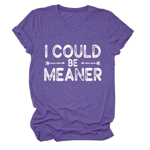 Détail du t-shirt violet avec slogan blanc I COULD BE MEANER imprimé sur la poitrine