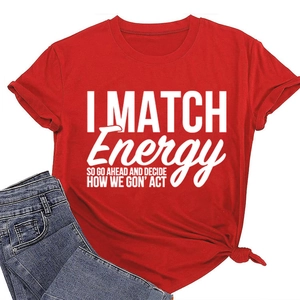 Détail d'un t-shirt en coton rouge avec imprimé texte blanc et finition nouée au bas