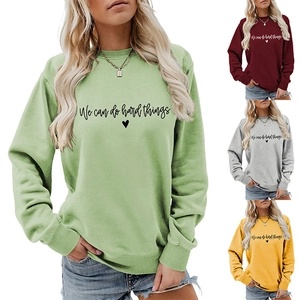 Détails de sweats à manches longues en vert clair, bordeaux, gris et jaune avec motif