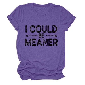 Détail de l'imprimé noir 'I COULD BE MEANER' sur un t-shirt violet en mélange de coton