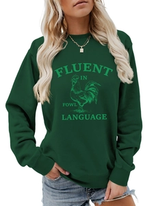 Détail de l'imprimé FLUENT IN FOWL sur un sweat-shirt à col rond vert foncé