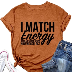 Détail du t-shirt rouge brique avec inscription I MATCH ENERGY en noir