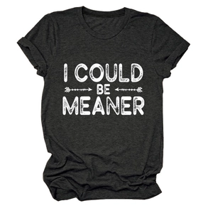 Détail du slogan vintage 'I COULD BE MEANER' sur un t-shirt en coton gris foncé
