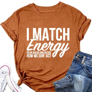 T-shirt caramel à col rond avec lettrage blanc et détail noué tendance sur le bas