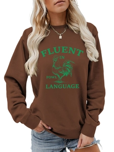 Détail de l'imprimé FLUENT IN FOWL sur un sweat marron à col rond avec coutures tombantes