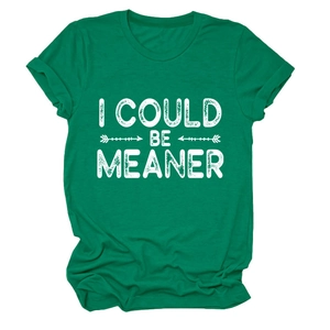 Détail du t-shirt en coton vert avec slogan I COULD BE MEANER imprimé en blanc